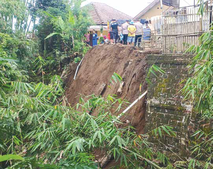 HARUS WASPADA: Tanah longsor di dekat perumahan warga daerah Kecamatan Poncokusomo, Kabupaten Malang, pada 22 November lalu.