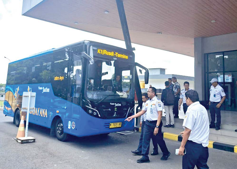 UJI COBA: Bus Trans Jatim berhenti di Stasiun Malang Pintu Timur untuk menaikkan dan menurunkan penumpang kemarin (2/12) siang.