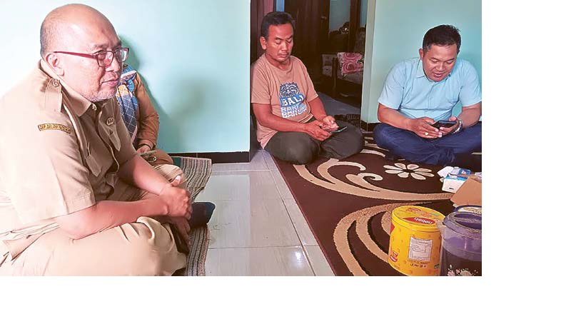 RUMAH DUKA: Suami Siti Khotimah, Sutiono (tengah) dikunjungi dinas tenaga kerja dan transmigrasi (disnakertrans) Kabupaten Malang, Senin lalu (1/12).
