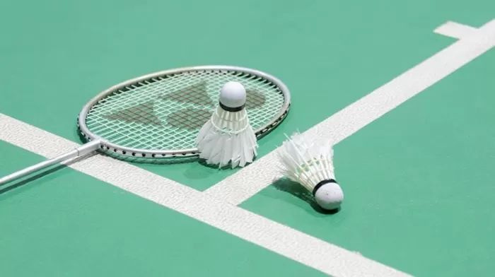 SEHAT DAN BUGAR: Ilustrasi raket dan suttlecock di lapangan badminton