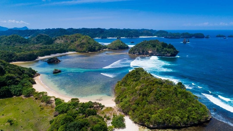 LIBURAN: Pantai Teluk Asmara di Kabupaten Malang