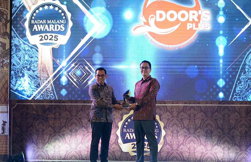 MENGESANKAN: Yoni Prawardayana (kanan) dari manajemen Door&rsquo;s Plus menerima trofi dan piagam Radar Malang Awards 2025 yang diserahkan Wali Kota Batu Nurochman, Rabu malam (26/11).