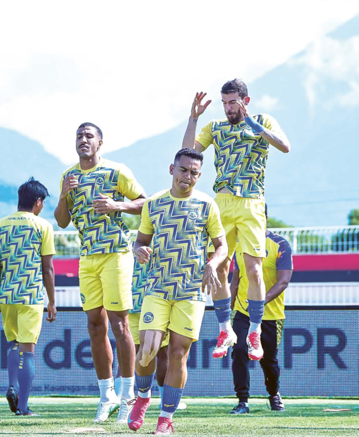 HARUS TINGKATKAN PERFORMA: Para pemain Arema FC bersiap sebelum menghadapi Malut United di Stadion Kie Raha, 29 November lalu.