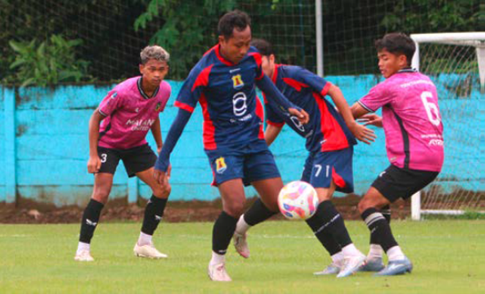 BELUM KOMPLET: Pemain Persema Malang berebut bola dengan penggawa Malang United dalam laga uji coba di ARG Soccer Field, beberapa waktu lalu.