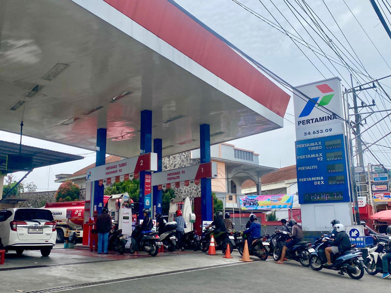 Pelanggan  mengisi BBM di SPBU Jalan Diponegoro, Kecamatan Batu. (Rori Dinanda Bestari/Radar Malang)