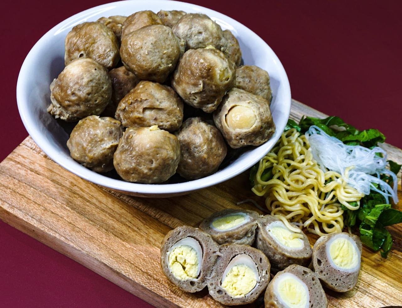 FREE REFILL SAYUR: Bakso sayur di Kota Malang.