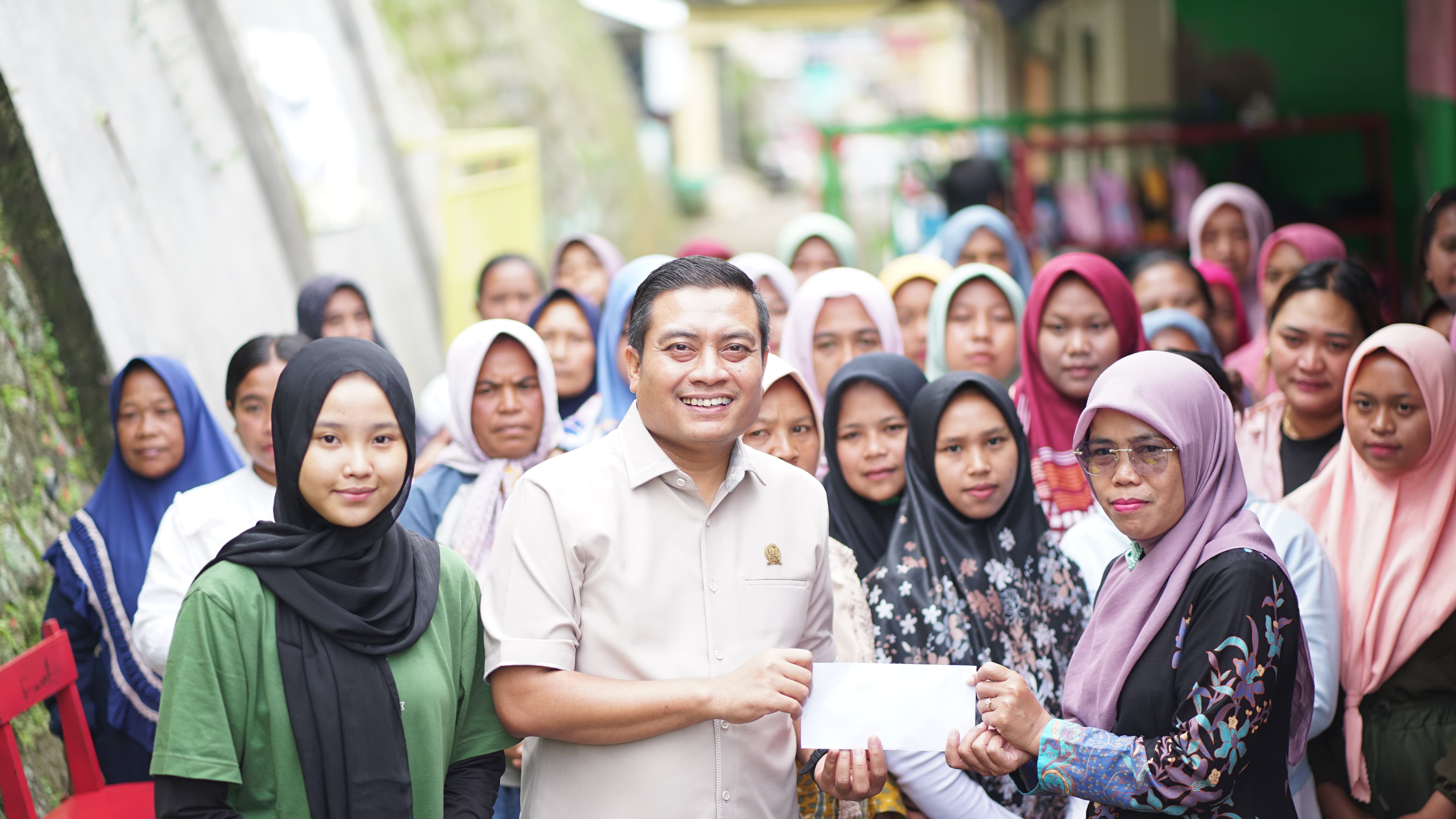 MERAKYAT: Puguh Wiji Pamungkas melakukan kegiatan sosial bersama masyarakat Malang.