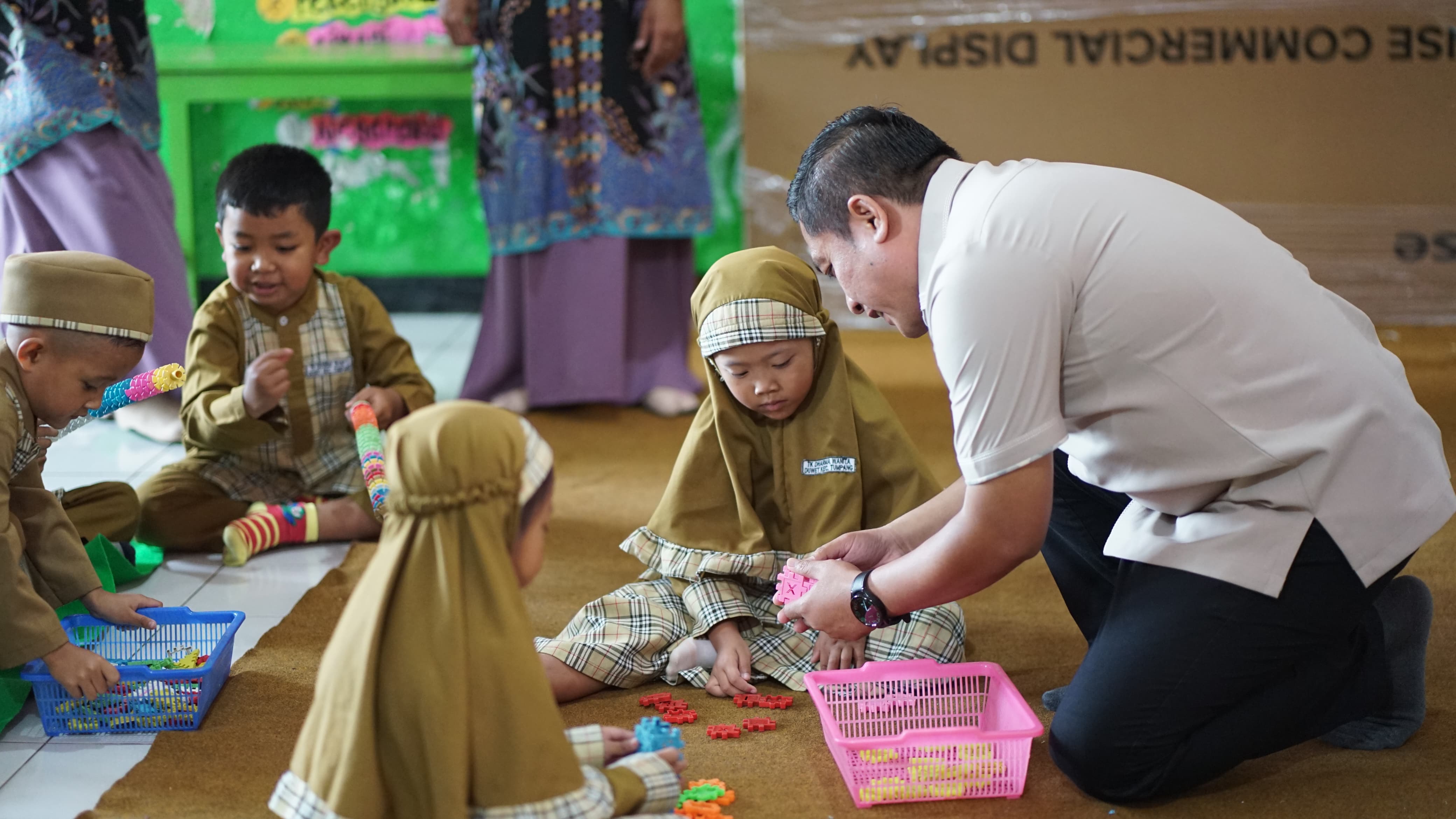 PEDULI: Puguh Wiji Pamungkas, salah satu legislator DPRD Jatim melakukan kunjungan kerja sekaligus kegiatan sosial di TK Dharma Wanita Persatuan Malang.