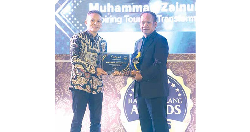 MEMBANGGAKAN: Direktur Jawa Pos Radar Marsudi Nurwahid (kiri) menyerahkan penghargaan Radar Malang Award 2025 kepada Muhammad Zainul Afkar Rabu lalu (26/11)