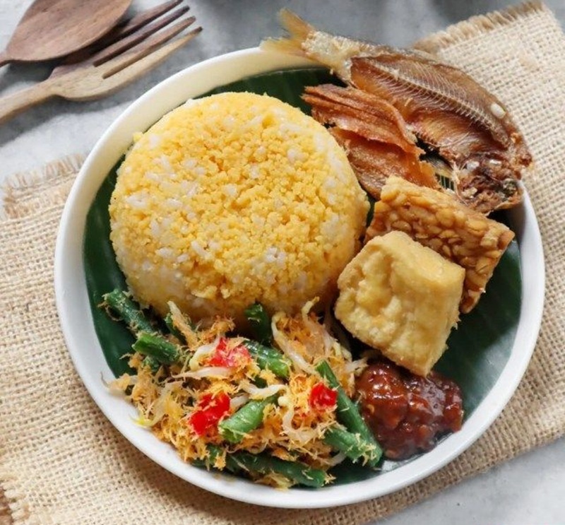 HANGAT: Nasi jagung lembut dengan lauk sederhana yang menghadirkan cita rasa khas tempo dulu.