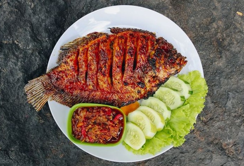 GURIH ASAP: Ikan bakar dengan bumbu meresap dan aroma smokey yang langsung bikin lapar.