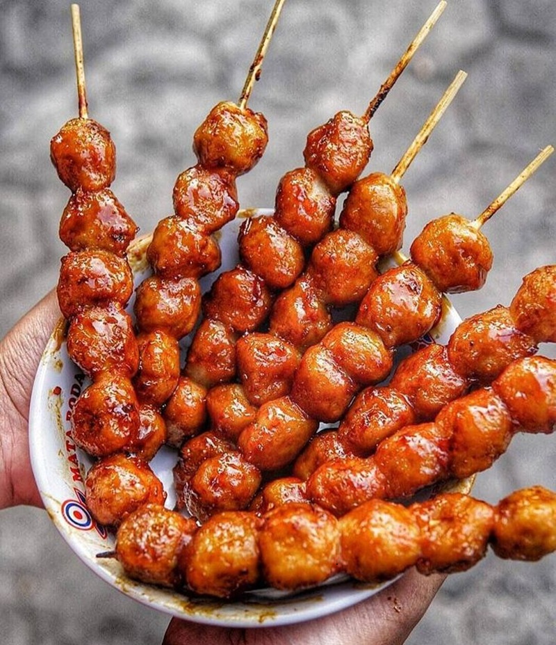 PEDAS MANIS: Bakso bakar yang dipanggang hingga kecokelatan dengan olesan bumbu menggugah selera