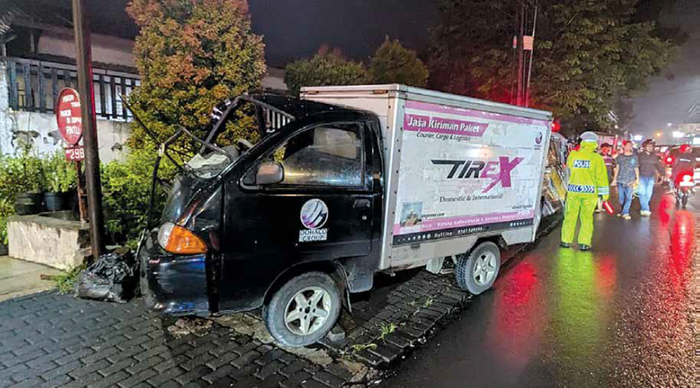 NAHAS: Mobil Boks Daihatsu Zebra Espass ringsek akibat mengalami tabrakan di Jalan Perusahaan, Desa Tunjungtirto, Kecamatan Singosari Selasa malam (2/12).