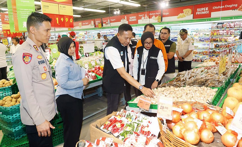 KENDALIKAN HARGA: Wali Kota Malang Wahyu Hidayat (tiga dari kiri) didampingi TPID Kota Malang memantau harga kebutuhan pokok di Superindo Sawojajar kemarin (3/12).