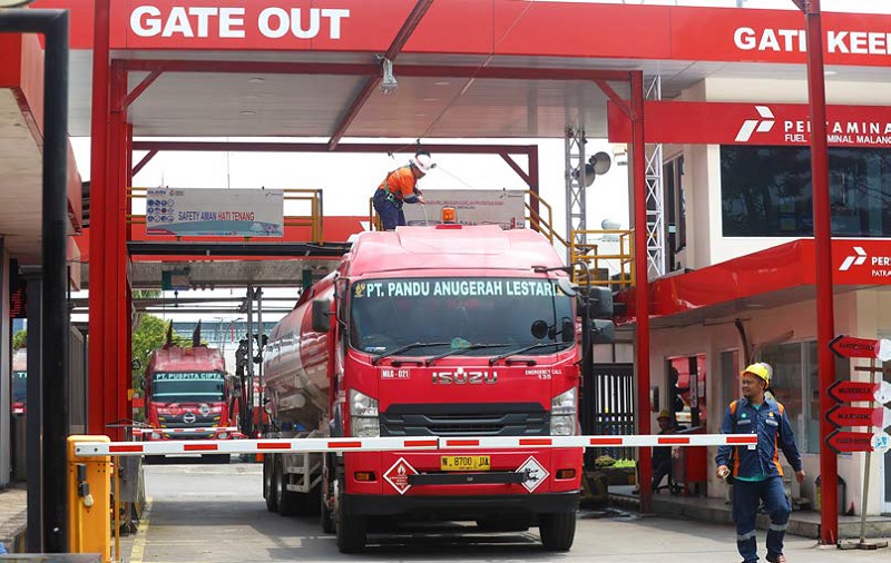 TAMBAH PASOKAN: Truk tangki Pertamina hendak mengirim BBM ke sejumlah SPBU di Kota Malang kemarin (3/12).
