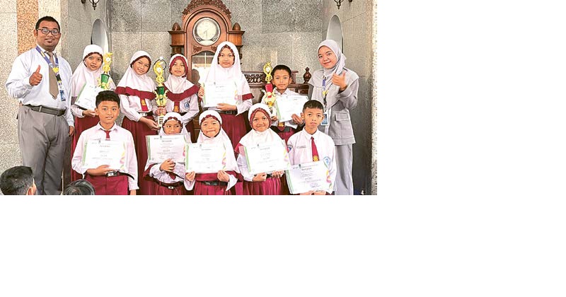 KONSISTEN: Para siswa berprestasi SD Muhammadiyah 3 Assalaam mendapat apresiasi dari Kepala Sekolah Syaiin Kodir.