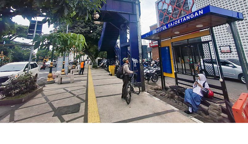 TRANSPORTASI: Seorang pelajar menunggu Bus Trans Jatim di shelter Jalan Basuki Rahmat kemarin (3/12).