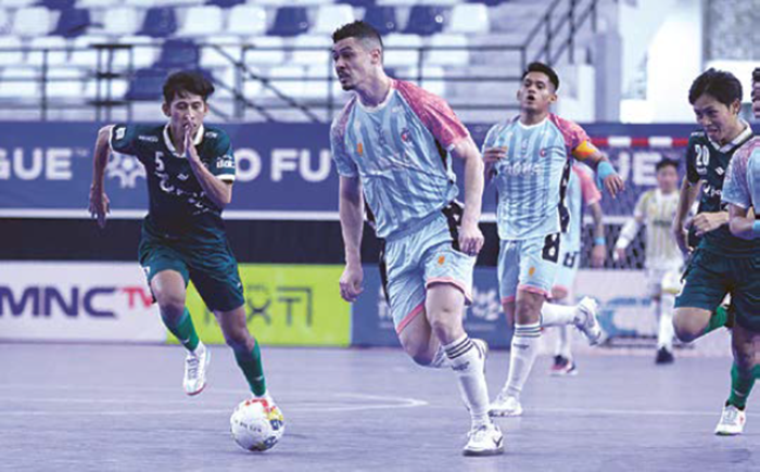 MASIH TAJAM: Wellington Pereira (kanan) berusaha mencetak gol ke gawang Moncongbulo FC dalam laga PFL pekan ke-7 di GOR Nambo, Tangerang, beberapa waktu lalu.