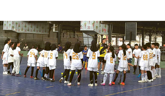 SIAP BERLAGA: Atlet Hockey Indoor Kota Malang berlatih di Lapangan SM Futsal Sudimoro, Selasa lalu (2/11).