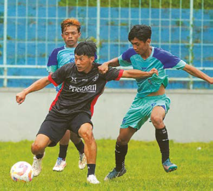 INGIN MELANGKAH JAUH: Pemain Persekam Malang (tengah) berusaha lepas dari penjagaan penggawa Persikoba Batu dalam laga uji coba di Stadion Brantas, pekan lalu.