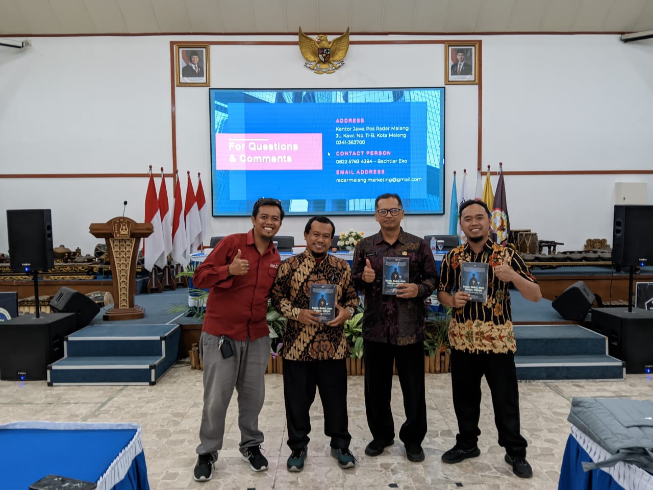 BERANI CURHAT: Humas dengan pertanyaan terbaik saat literasi media mendapat hadiah buku eksklusif dari Jawa Pos Radar Malang di SMAN 2 Malang.