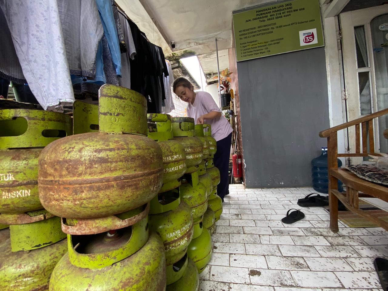 STOK AMAN: Puluhan tabung LPG 3kg tiba di pangkalan Jalan Indragiri, Desa Sumberejo, Kecamatan Batu. (Rori Dinanda Bestari/Radar Malang)