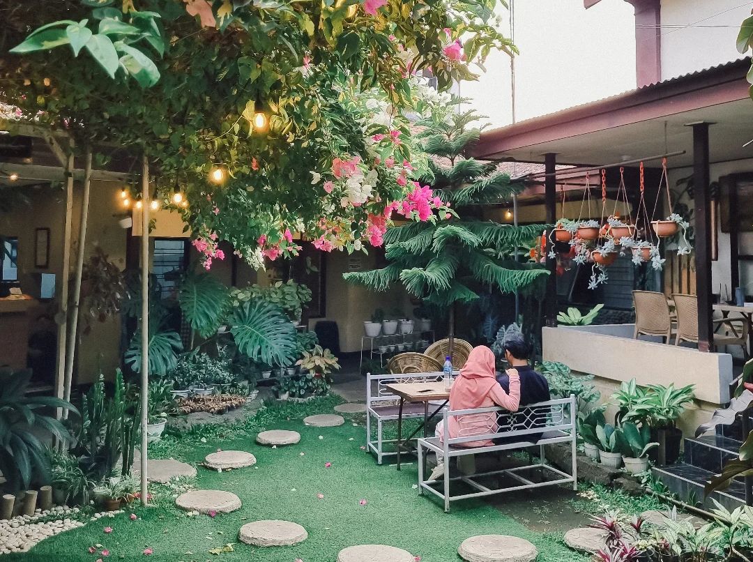 INSTAGRAMMABLE: Suasana di Calathea, salah satu garden kafe yang terletak di Kayutangan, Kota Malang.