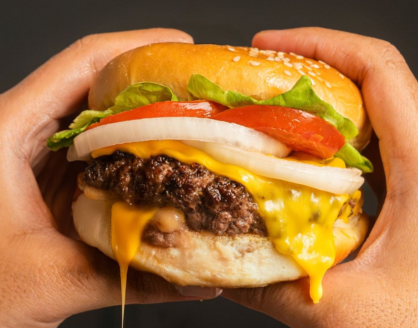 MENGGUGAH SELERA: Burger Shot, salah satu burger terlezat di Kota Malang dengan daging empuk dan isian full.