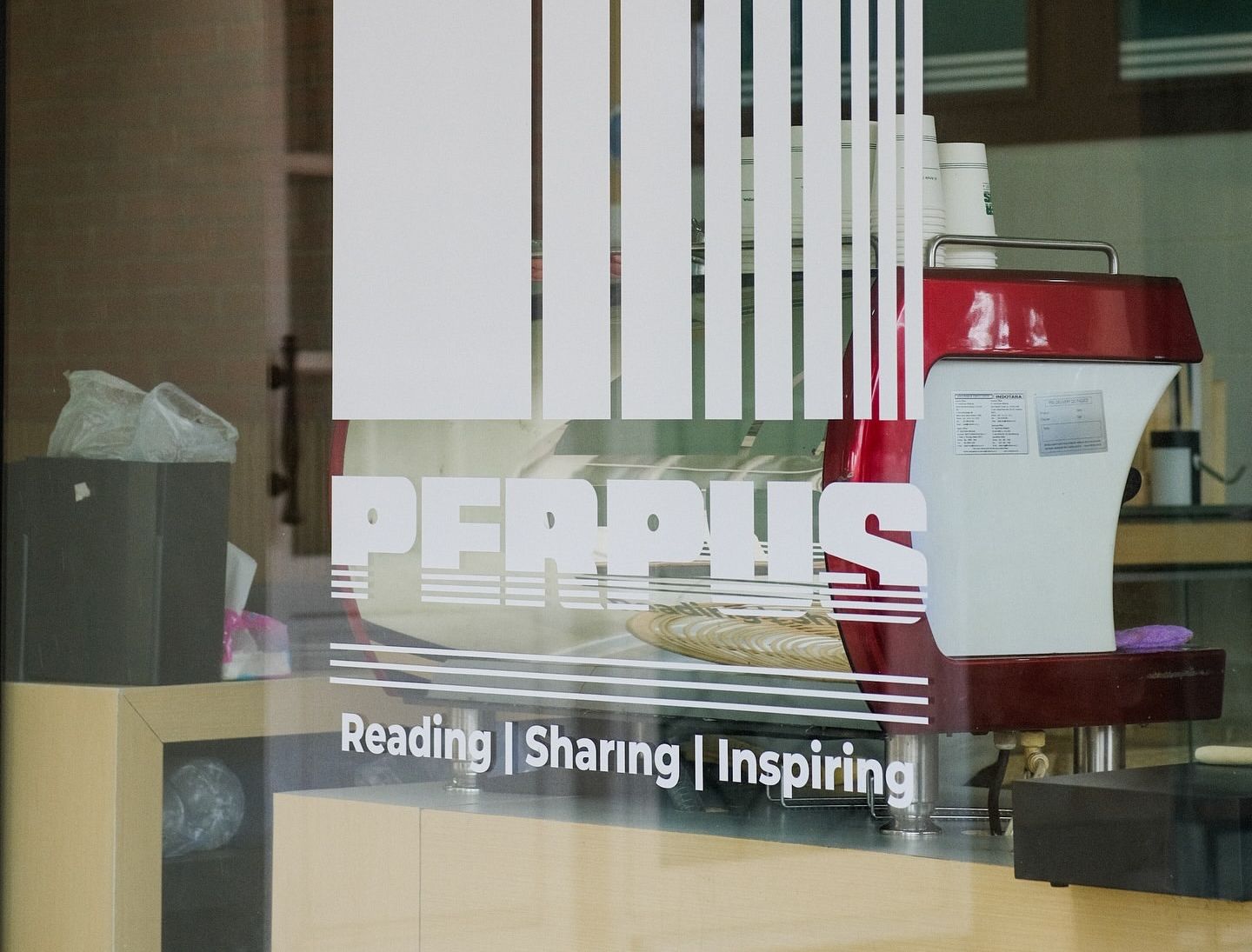 WAJIB DATANG: Perpus Library Cafe, salah satu book kafe di Kota Malang dengan koleksi buku yang lengkap.