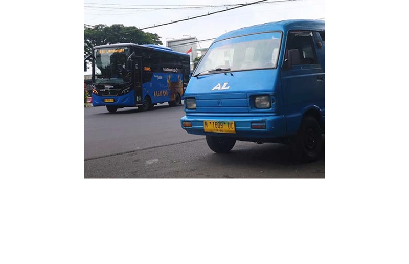 TRANSPORTASI UMUM: Rute angkot AL bersinggungan dengan Bus Trans Jatim. Keduanya berpapasan di Jalan Trunojoyo, Kecamatan Klojen, kemarin (4/12).