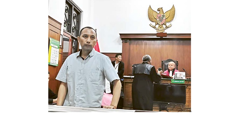DIADILI: Eks karyawan bank Andi Saputra didakwa menipu mantan nasabah dalam sidang di PN Surabaya, Rabu (3/12).