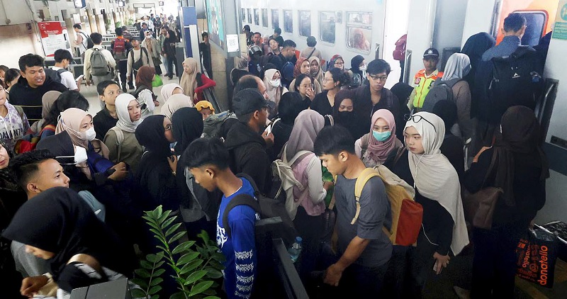 JELANG NATARU: Para penumpang berjubel memasuki kereta api di Stasiun Malang kemarin (4/12). KAI menyediakan ratusan ribu kursi untuk mengakomodasi penumpang.