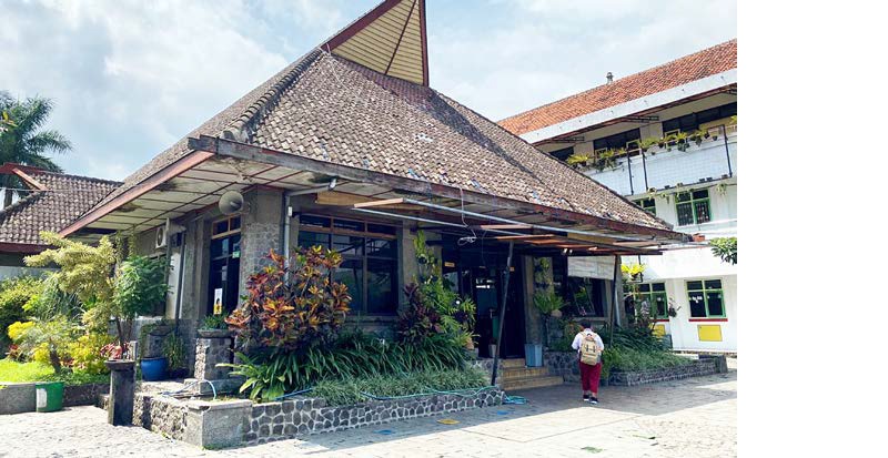 TETAP BERTAHAN: Kondisi bangunan peninggalan kolonial yang kini jadi Kantor Bersama Perguruan Muhammadiyah Batu.