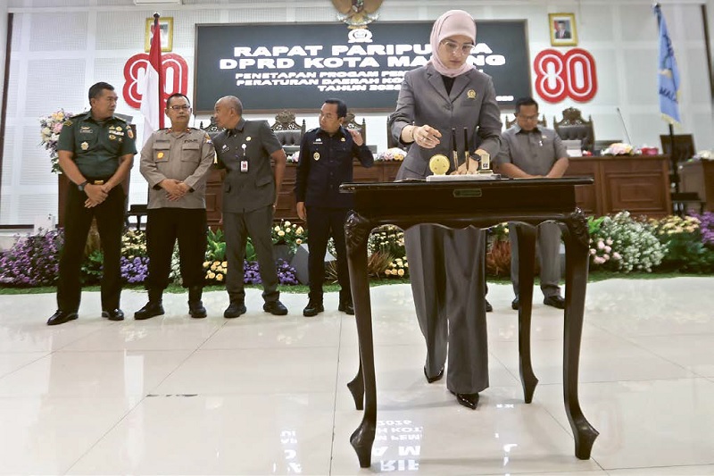 TEGAS: Ketua DPRD Kota Malang Amithya Ratnanggani Siraduhitta menandatangani berita acara rapat paripurna yang membahas program pembentukan perda 2026 pada 25 November lalu.