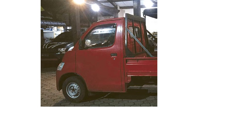 BARANG BUKTI: Pikap warna merah dan bernopol N 8064 FE sempat dicuri warga Desa Randuagung, Kecamatan Tajinan, Kabupaten Malang Rabu lalu (3/12).