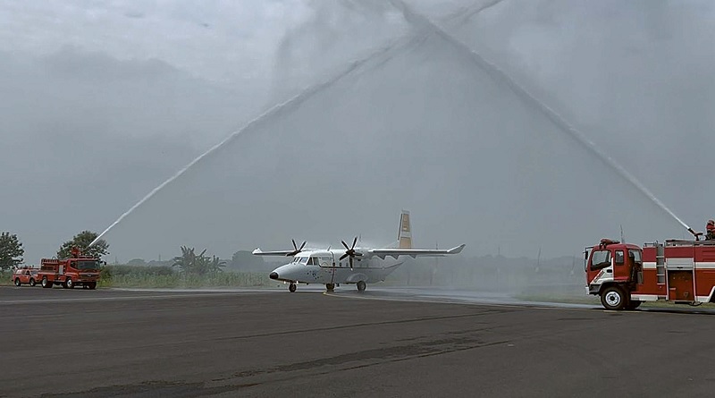 UNIT KETUJUH: Kedatangan satu unit pesawat NC212i garapan PT Dirgantara Indonesia (PT DI) di Lanud Abdulrachman Saleh disambut water salute, kemarin.