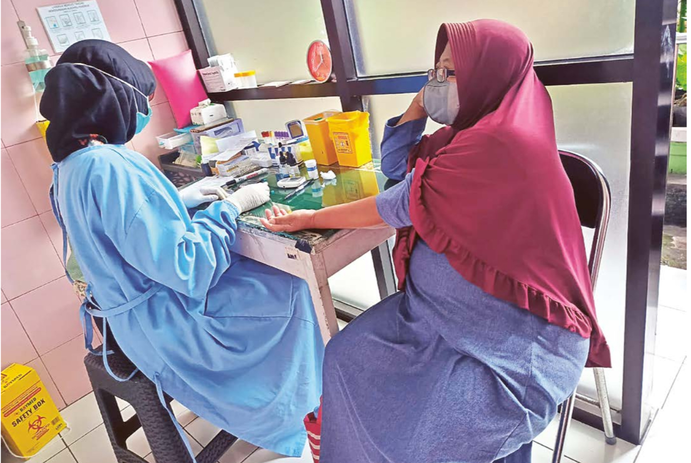 PENUHI SYARAT: Seorang calon jemaah haji menjalani pemeriksaan kesehatan di puskesmas kemarin pagi.