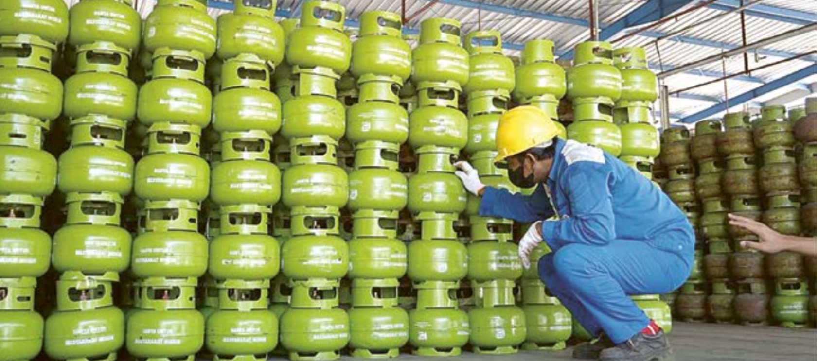 STOK AMAN: Petugas Pertamina Patra Niaga memeriksa persediaan tabung LPG 3 kg yang hendak dikirim kemarin.