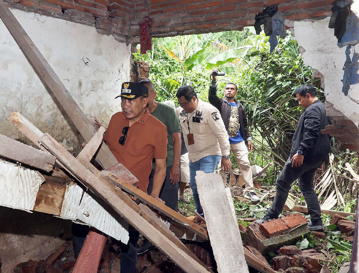 RUMAH-RUMAH TERENDAM: Wali Kota Malang Wahyu Hidayat meninjau permukiman di Jalan Sidomulyo Gang III, Kelurahan Purwodadi, Kecamatan Blimbing yang terdampak banjir.