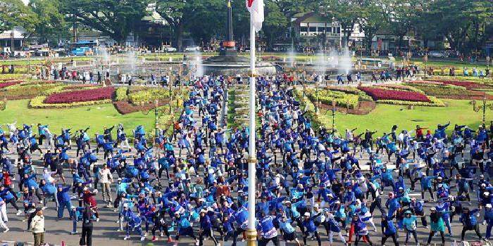ANTUSIASME: Ribuan warga Malang mengikuti Senam Tahes Mbois Jumat (STMJ) di halaman Balai Kota Malang kemarin (5/12). Peserta sampai meluber ke area Jalan Tugu.