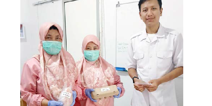 DEMI MENJAGA KUALITAS: Personel Dispangtan Kota Malang menunjukkan sampel yang diperiksa dari SPPG di Kedungkandang, Kota Malang kemarin (5/12).