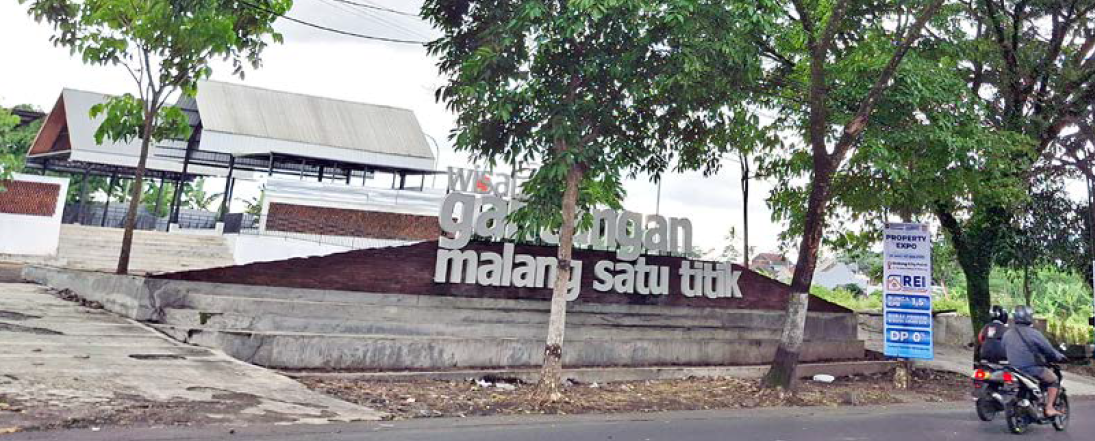 JADI WISATA: Kendaraan melintas di depan Gantangan Lowokdoro kemarin (5/12). Gantangan di Jalan Lowokdoro, Kelurahan Kebonsari, Kota Malang itu akan dibuka lagi.