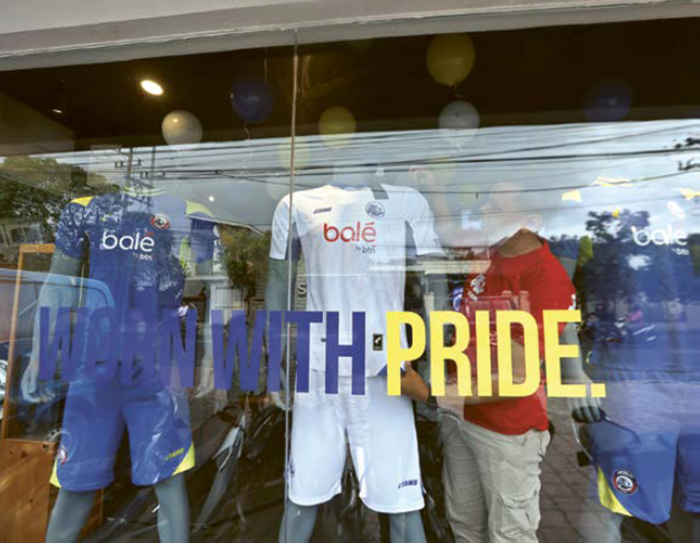 PENJUALAN POSITIF: Jersey Arema FC di BRI Liga 1 2025/2026 masih tersedia di Arema Official Store FC Jalan Mayjend Panjaitan, Kota Malang, kemarin.