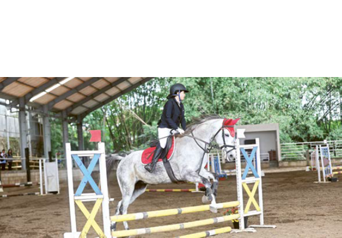 PEMINAT MENINGKAT: Atlet Berkuda Equestrian Kota Malang bertanding dalam ajang Porprov IX Jatim di Puncak Joyo Royal Stable Malang beberapa waktu lalu.