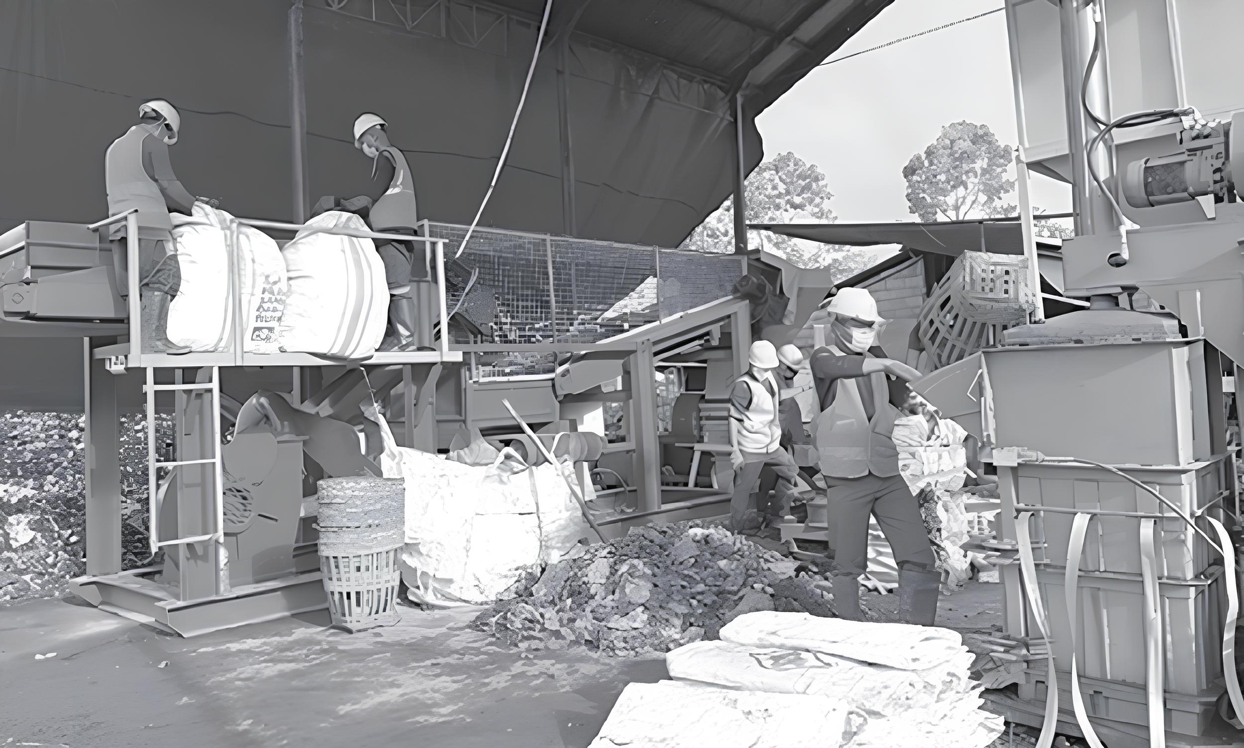 TAHUN DEPAN BAKAL BELI: Satu set alat conveyor (pemilah sampah) di TPa Paras, Poncokusumo dioperasikan dengan sistem sewa.