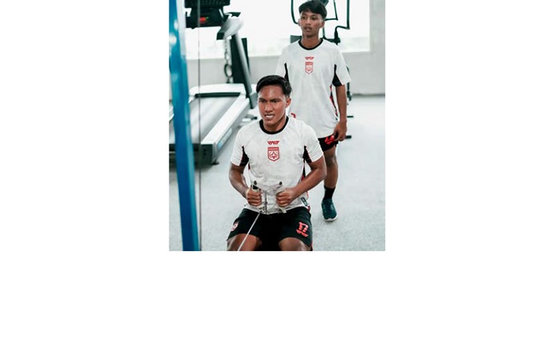 PUNYA TIM BAYANGAN: Para pemain Persikoba meningkatkan kebugaran dengan berlatih di Fitness Centre Hotel Agrowisata Batu, beberapa waktu lalu.