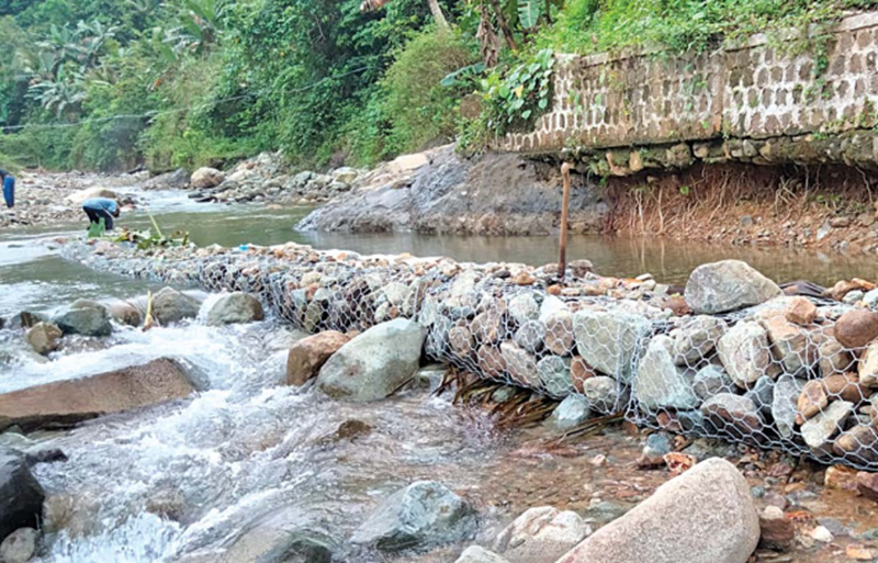 DITAMBAH: Tanggul di Sungai Tundo mengandalkan material batu hasil pengerukan sedimentasi. Foto kanan, salah satu ekskavator terus beroperasi untuk menormalisasi aliran Sungai Tundo.