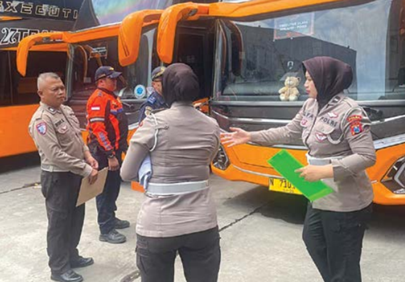 MULAI KETAT: Petugas gabungan dari kepolisian dan dishub mengecek sejumlah bus pariwisata di Kecamatan Singosari,Rabu lalu (3/12).