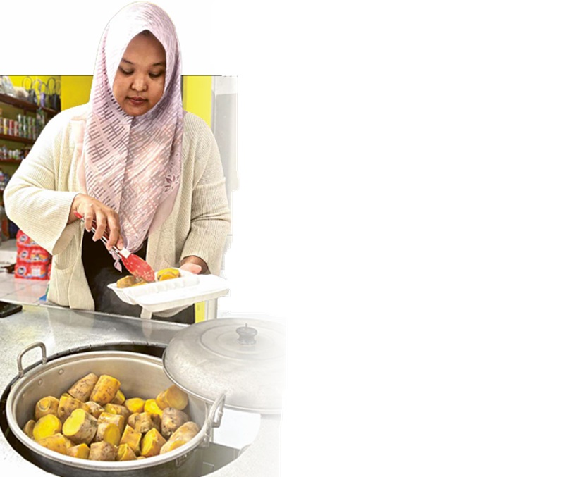 PEMINAT TINGGI: Dalam dua bulan terakhir, warga antusias membeli polo pendem sebagai camilan.