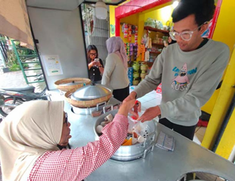 SELALU DATANG KEMBALI: Seorang konsumen membeli polo pendem di lapak Maulidya Puspita kemarin.